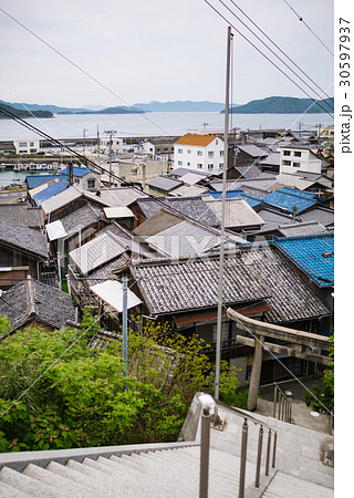 倉敷市下津井・田土浦坐神社から望む瓦屋根の港町と瀬戸内海 倉敷市下津井・田土浦坐神社から望む瓦屋根の港町と瀬戸内海 30597937