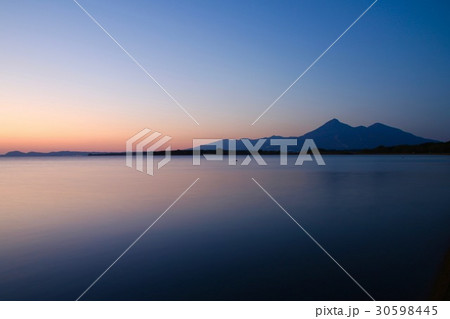 夕暮れの猪苗代湖と磐梯山（猪苗代町） 30598445
