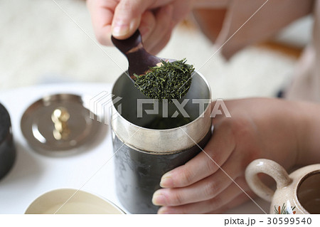 茶葉を入れる 30599540
