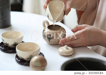 お湯を入れる 30599584