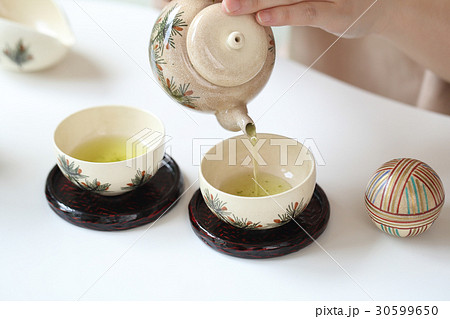 お茶を入れる お茶を入れる 30599650