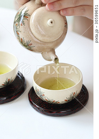 お茶を入れる お茶を入れる 30599651