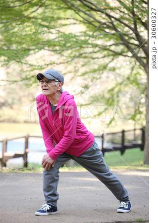 公園でアキレス腱のストレッチをする高齢者の男性 公園でアキレス腱のストレッチをする高齢者の男性 30600327