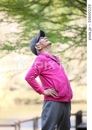 公園で後屈体操をする高齢者の男性 30600329