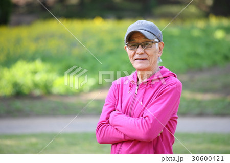 公園でにっこり微笑むスポーツウエアを着た高齢者の男性 30600421