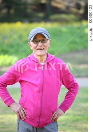 公園でにっこり微笑むスポーツウエアを着た高齢者の男性 公園でにっこり微笑むスポーツウエアを着た高齢者の男性 30600422