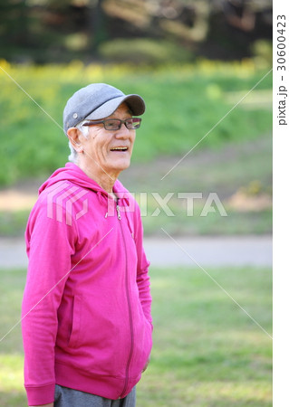 公園でにっこり微笑むスポーツウエアを着た高齢者の男性 公園でにっこり微笑むスポーツウエアを着た高齢者の男性 30600423