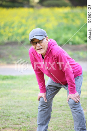 運動中に息切れを起こした高齢者の男性 運動中に息切れを起こした高齢者の男性 30600428
