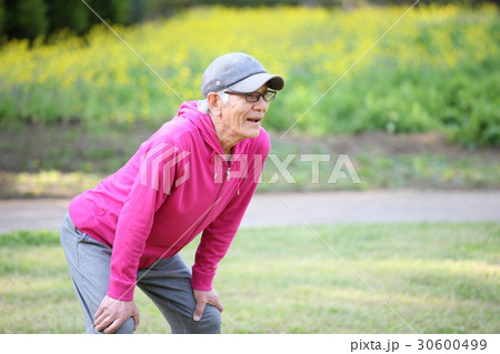 運動中に息切れを起こした高齢者の男性 運動中に息切れを起こした高齢者の男性 30600499