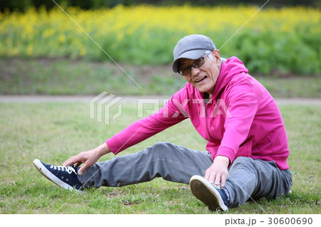屋外で開脚前屈をする高齢者の男性 30600690