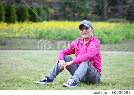 芝生に座る高齢者の男性 30600692