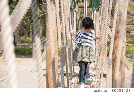 公園で遊ぶ女の子 30601428