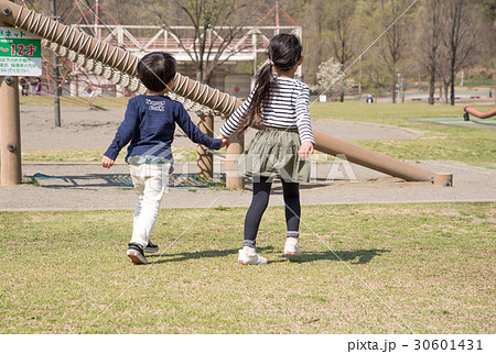 手をつないで歩く子供の写真素材 30601431 Pixta