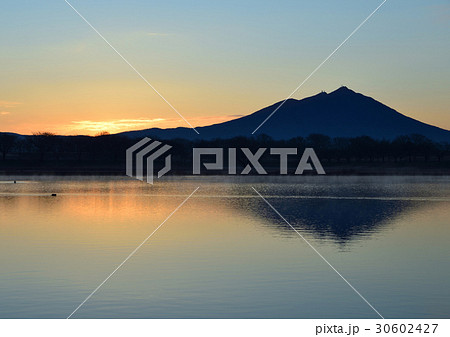 川霧に映る筑波山 30602427