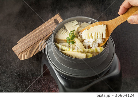 たけのこ釜飯　Dish Japanese food of the bamboo shoot 30604124