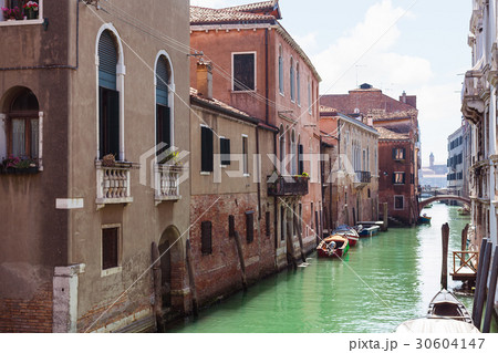 urban houses on waterfront of canal in Venice 30604147