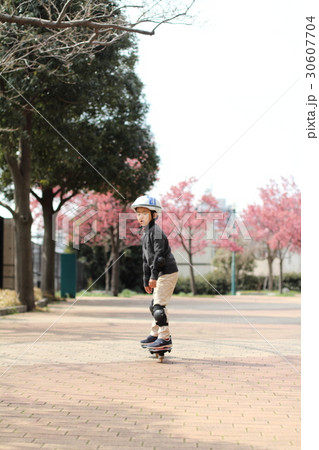 キャスターボードで遊ぶ小学生(1年生) キャスターボードで遊ぶ小学生(1年生) 30607704