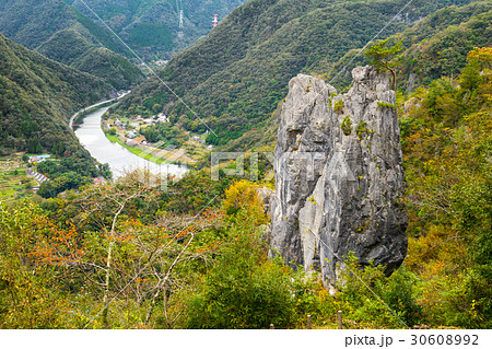 絶壁の上にそびえ立つ、夫婦岩（岡山県高梁市成羽町布寄） 30608992
