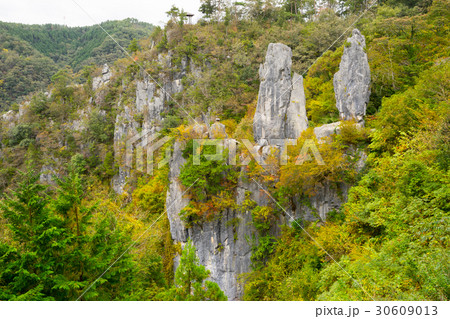 絶壁の上にそびえ立つ、夫婦岩（岡山県高梁市成羽町布寄） 30609013