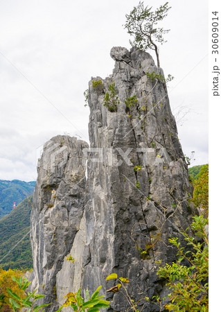 絶壁の上にそびえ立つ、夫婦岩（岡山県高梁市成羽町布寄） 30609014