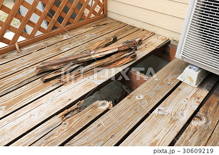 ウッドデッキが腐食し穴が開いた ウッドデッキが腐食し穴が開いた 30609219