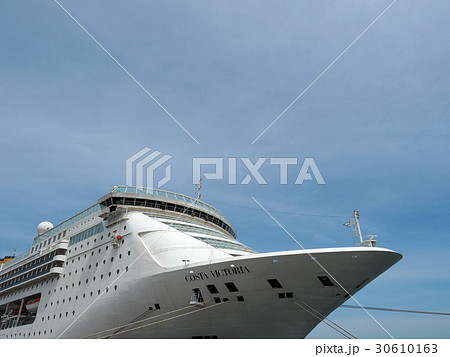 クルーズ客船　コスタ・ビクトリアの船首 30610163