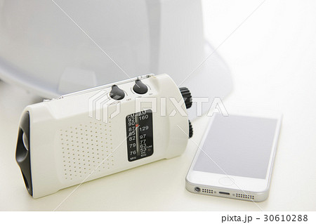 防災ラジオとヘルメットとスマホ　　防災　防災用品　防災イメージ　　 30610288