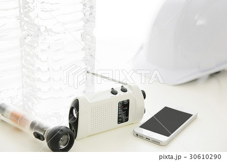 防災ラジオとヘルメットとスマホと水　　防災　防災用品　防災イメージ　　 30610290