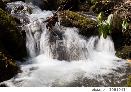 渓流の雪解け 30610454
