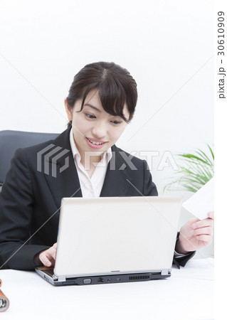 デスクワークする女性　ビジネスシーン　オフィスシーン　 30610909