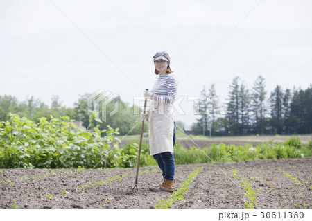 農業女子　家庭菜園 30611380