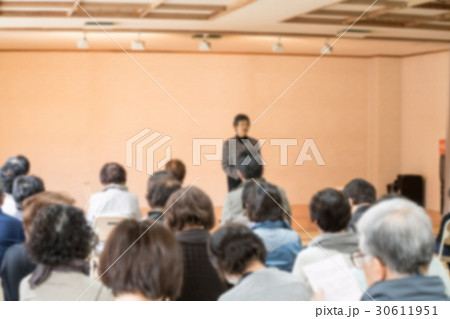 集会イメージ（ボケ表現） 30611951