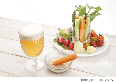 野菜スティックとビール 野菜スティックとビール 30612315
