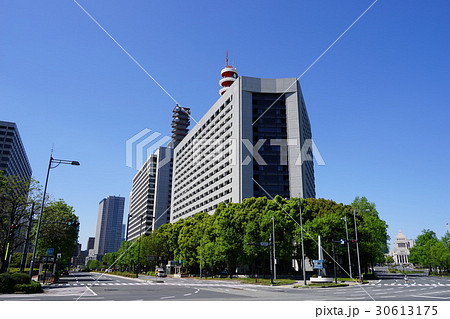 4月 霞が関03警視庁本部庁舎と国会議事堂の写真素材