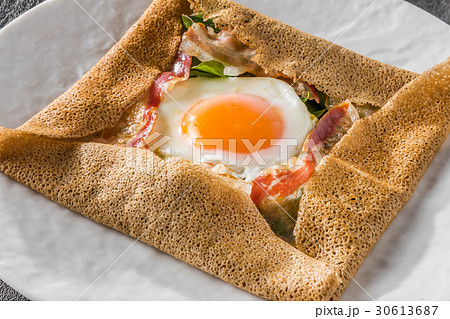 そば粉のクレープ ガレット galette French food そば粉のクレープ ガレット galette French food 30613687
