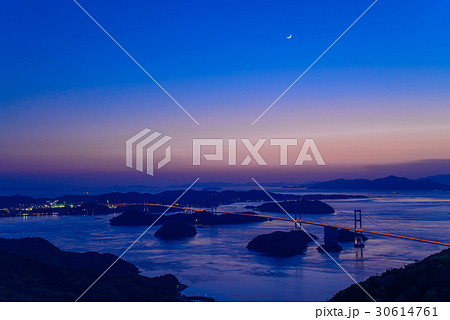 【瀬戸内しまなみ海道】来島海峡大橋、日が落ちて 30614761