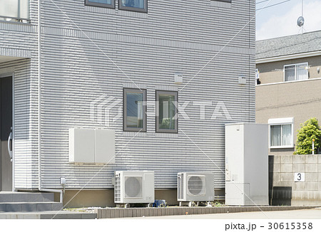 住宅 設備 給湯器と室外機 外壁 設置施工例イメージ 住宅 設備 給湯器と室外機 外壁 設置施工例イメージ 30615358