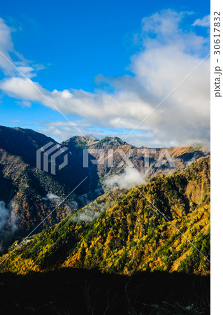 爺ヶ岳登山・夜明けの針ノ木岳方面 30617832