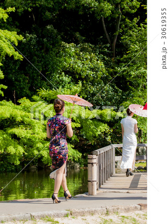 初夏の公園でチャイナドレスを着ている綺麗な女性 初夏の公園でチャイナドレスを着ている綺麗な女性 30619355