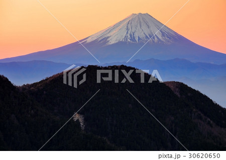 金峰山・鷹見岩から夜明けの富士山を望む 30620650