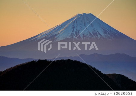 金峰山・鷹見岩から夜明けの富士山を望む 30620653