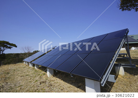 晴天の直射日光を浴びる太陽光パネル発電システムと青空ECOエネルギー電力自由化イメージZEB 晴天の直射日光を浴びる太陽光パネル発電システムと青空ECOエネルギー電力自由化イメージZEB 30621022