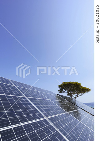 晴天の直射日光を浴びる太陽光パネル発電システムと青空ECOエネルギー電力自由化イメージZEB 30621025
