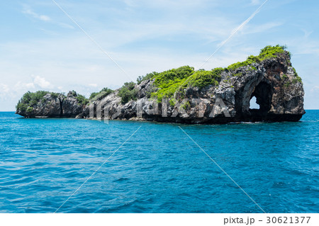 Seascape and small island with blue sky Seascape and small island with blue sky 30621377
