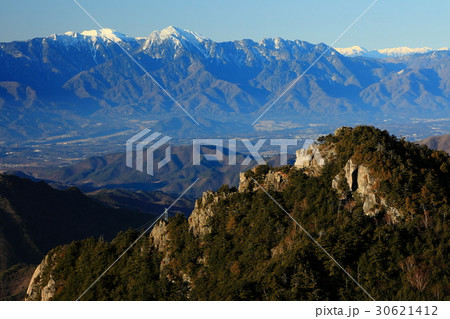 金峰山・大日岩から見る鷹見岩と南アルプス・中央アルプス 30621412