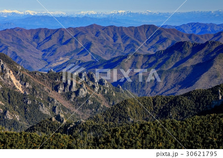 金峰山稜線から見る屋根岩と上越の山並み 30621795