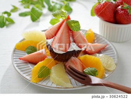 生チョコレートケーキのフルーツ添え 30624522