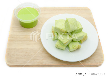 Thai dessert Pandan custard and steamed bread 30625303