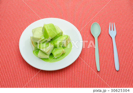 Thai dessert Pandan custard and steamed bread 30625304