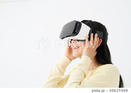 VRゴーグルを装着している女性 30625499